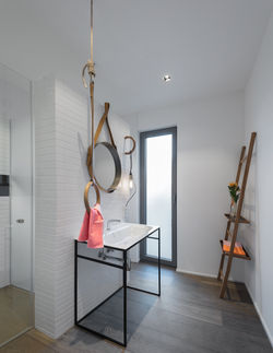 Die schlanken Armaturen der EDITION 400 bieten mit Ihrem schwenkbaren Auslauf Flexibilität und sind die Hingucker an den Waschtischen.