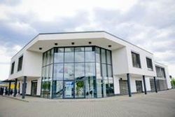 Der Zewotherm-Stammsitz in Remagen mit dem neuen Anbau auf der rechten Seite.