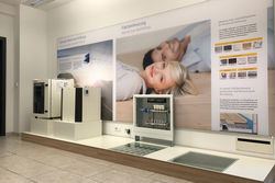 Der Systemhersteller zeigt seine Produkte im Showroom des neuen Trainingscenters: Hier erfährt man alles rund um Flächenheizung, Wohnraumlüftung, Wärmepumpen, Wohnungsstationen und Verbundrohrsysteme.