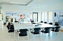 Modern, hell und voller Technik: Der neue Schulungsraum in Remagen.