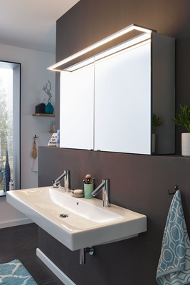 Bei der Modern-Line Wählen Sie für die seitliche Gestaltung des Korpus zwischen schwarzem, weißem oder verspiegeltem Glas und geben damit dem Schrank den letzten Schliff.