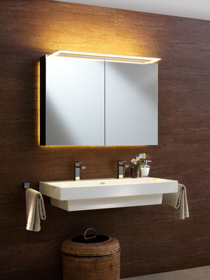 Bei der Modern-Line Wählen Sie für die seitliche Gestaltung des Korpus zwischen schwarzem, weißem oder verspiegeltem Glas und geben damit dem Schrank den letzten Schliff.