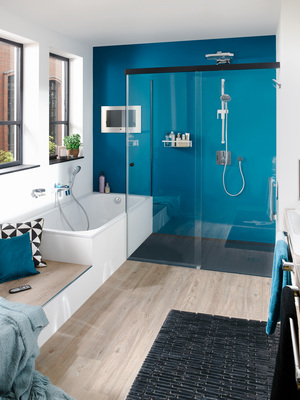 Die Beschläge der Glasdusche Tansa mit der praktischen Schiebetür lassen sich farblich auf individuelle Badezimmer abstimmen.