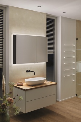 Spiegelschrank Modern-Line von SPRINZ: Die seitlichen Elemente des Spiegels gestalten Sie in schwarz, weiß oder verspiegelt. Der Taly-Abdeckrahmen setzt den Aufputz-Spiegelschrank mit strahlender LED-Beleuchtung in Szene.