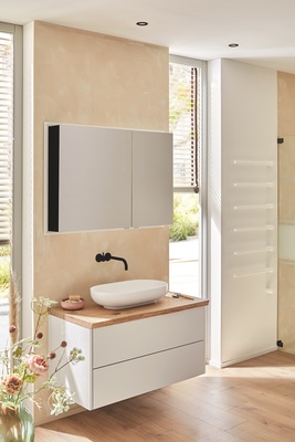 Spiegelschrank Modern-Line von SPRINZ: Die seitlichen Elemente des Spiegels gestalten Sie in schwarz, weiß oder verspiegelt. Der Taly-Abdeckrahmen setzt den Aufputz-Spiegelschrank mit strahlender LED-Beleuchtung in Szene.