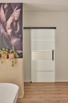 Eine bedruckte Glasfläche mit einem bunten Motiv wird zum exklusiven Eyecatcher: Gestalten Sie diesen mit Ihrem persönlichen Wunschmotiv!