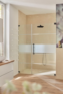 Die Glasdusche Omega Black Edition besticht hier als Nischenlösung mit einem Siebdruck in mattweiß auf dem Duschenglas. Die seidenmatten Beschläge der Dusche kommen hier besonders gut zur Geltung.