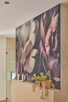 Glastür passend zum Motiv auf der Glasdusche: Die Schiebetür Motion 1300 mit schwarzen Beschlägen ist hier passend zum Motiv der Duschtür gestaltet.