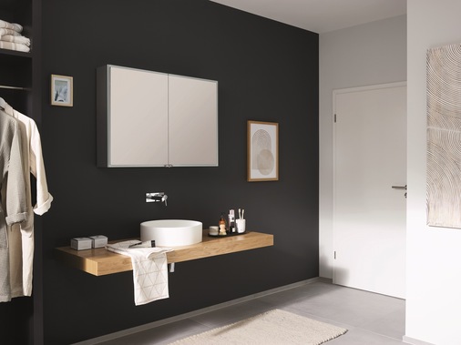 Gestaltungsfreiraum: Die Innenrückwand kann verspiegelt, weiß oder schwarz verglast werden. Die optionale Rückwandbeleuchtung setzt den Spiegelschrank Pure-Line besonders in Szene.