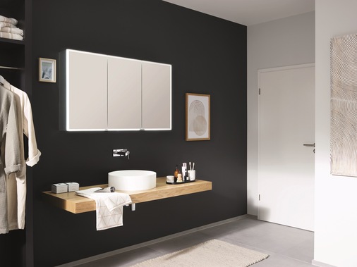 Blendfreies Lichtkonzept: Die umlaufende LED-Beleuchtung des Spiegelschranks SPRINZ Pure-Line liegt vornehm hinter der sandgestrahlten Umrahmung der Doppelspiegeltüren.