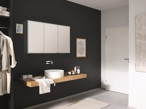 Blendfreies Lichtkonzept: Die umlaufende LED-Beleuchtung des Spiegelschranks SPRINZ Pure-Line liegt vornehm hinter der sandgestrahlten Umrahmung der Doppelspiegeltüren.