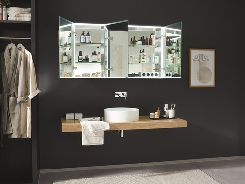 Blendfreies Lichtkonzept: Die umlaufende LED-Beleuchtung des Spiegelschranks SPRINZ Pure-Line liegt vornehm hinter der sandgestrahlten Umrahmung der Doppelspiegeltüren.