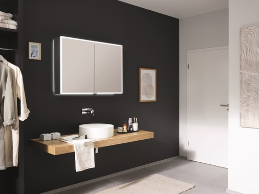 Gestaltungsfreiraum: Die Innenrückwand kann verspiegelt, weiß oder schwarz verglast werden. Die optionale Rückwandbeleuchtung setzt den Spiegelschrank Pure-Line besonders in Szene.