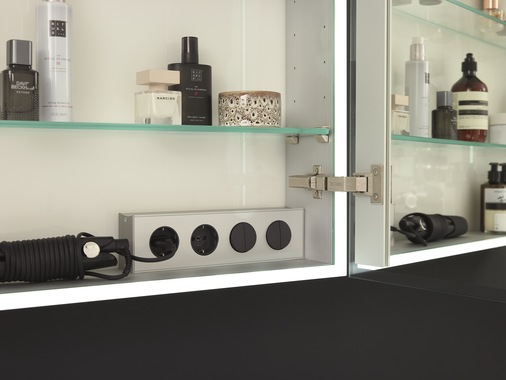 LED-Beleuchtung, Griffe und Elektropaneel im Detail.