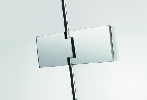 „Nahaufnahme eines modernen Türaufsatzes aus Glas, der die innovative Scharniertechnologie für eine einfache und barrierefreie Installation in Sanitär- und Heizsystemen zeigt. - © Sprinz