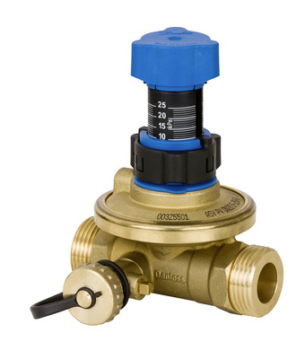 Beim dynamischen hydraulischen Abgleich halten Strangdifferenzdruckregler oder druckunabhängige Thermostatventile den Wasserdruck unabhängig von den Lastbedingungen konstant, sodass die Massenströme auch bei Teillast korrekt abgeglichen sind.