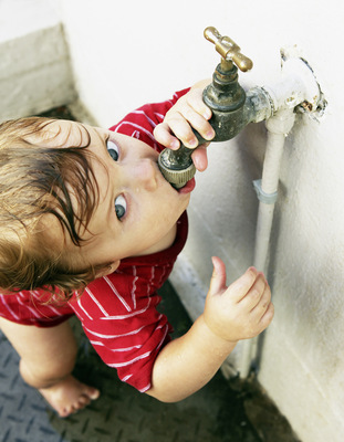 Damit das Trinkwasser in vollen Zügen genossen werden kann, sollte das Brunnenwasser – noch bevor es in den Hauswasserkreislauf gelangt – aufbereitet werden. - © Bild: Getty Images
