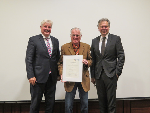 Peter Leutner (Mitte) erhielt aus den Händen von Landesinnungsmeister Erich Schulz (links) und Hauptgeschäftsführer Dr. Wolfgang Schwarz die Ernennungsurkunde.