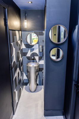 Die Kombination des Musters mit der Farbe Blau und mit Edelstahl schafft einen nahezu retro-futuristischen Stil.