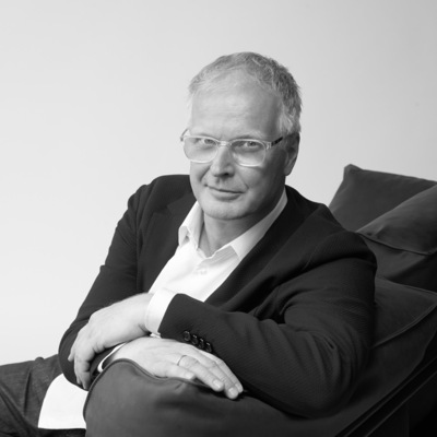 Christian Werner liefert mit der Auswahl seiner Songs einen kreativen Blick aus verschiedenen Fenstern über mehrere Jahrzehnte. „Musik ist für mich wie ein gutes Glas Wein – es gehört irgendwie einfach dazu.“ Neben Musikgrößen wie den Rolling Stones und Leonard Cohen sind auch weniger bekannte Interpreten vertreten – einfach seine persönliche Lieblinge zum grooven, Tagträumen und um dem Alltag zu entfliehen.