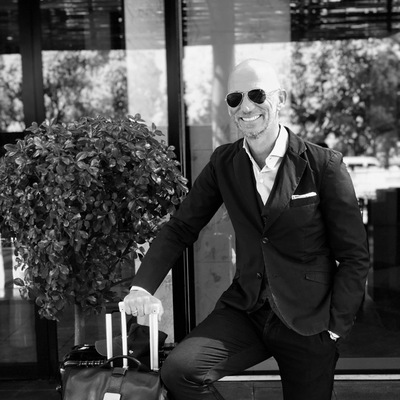 "Um die Welt zu reisen ist aufregend und meine Leidenschaft; es kann anstrengend und manchmal sogar ein wenig einsam sein - aber mit dem richtigen Sound habe ich immer den richtigen Spirit - mache mich bereit für die nächste Keynote oder fühle mich mit meinen Lieben verbunden." Augen zu, dem Alltag entfliehen: die Songauswahl von Christian Sieger regt zum Träumen an. Für Duravit hat er eine Playlist zusammengestellt, deren Songs aus verschiedenen Jahrzehnten stammen. Badewasser einlassen, Spotify App öffnen, Christian Siegers Playlist auswählen – Entspannung pur.