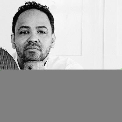 Mozart trifft Kanye West – zumindest in der Playlist von Kurt Merki Jr. Die Mischung aus Musik seiner Jugendzeit und aktuellen Hits inspirieren ihn herumzutanzen, kreativ zu sein, aber auch zu entspannen. Für ihn ist Musik Inspiration – die vielseitige Mischung seiner Songs macht neugierig auf neue, davon inspirierte Designs.