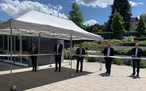 Die feierliche Eröffnung der SOFC-Pilotanlage in Wernau begleiteten (von links) Andreas Elbl, Bürgermeister Stadt Wenau, Andreas Schwarz, MdL, Franz Untersteller, baden-württembergischer Landesminister für Umwelt, Klima und Energiewirtschaft, Uwe Glock, Vorsitzender der Geschäftsführung der Bosch Thermotechnik GmbH und Dr. Wilfried Kölscheid, Leiter des Projektes Solid Oxide Fuel Cell bei Bosch.