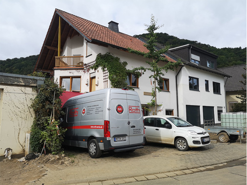 … Das Roth Hilfsteam fuhr in den Ort, um Betroffene mit Komplettduschen zu unterstützen und baute die Duschen selbst auf.