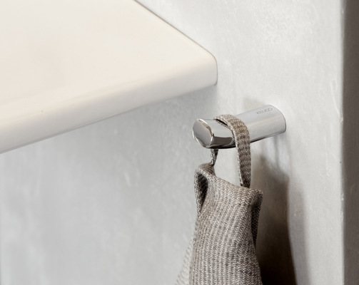 Neben zahlreichen Accessoires für den WC- und Waschtischbereich hält das Sortiment der Edition 400 unter anderem auch viele Haken und Handtuchhalter bereit. Die Accessoires sind sehr filigran im Design und vervollständigen auf dezent elegante Art die Badgestaltung.