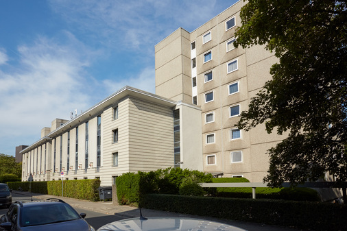 In einem Studentenwohnheim in NRW sind Bäder mit innovativen Badsystemen mit Keuco-Armaturen und -Accessoires entstanden.