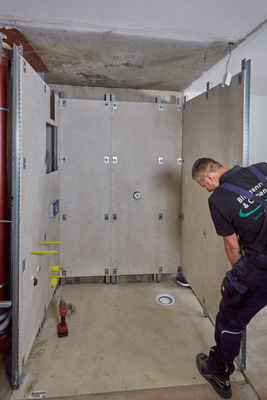 Nachdem der Untergrund und die Verrohrung vorbereitet wurde, kann der Trockenbau beginnen. Aussparungen ...