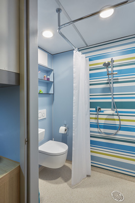 ... Brausevorhangstange mit Duschvorhang, der Armatur am Waschtisch und Accessoires von Keuco.