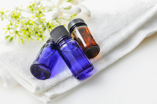 Bild 8 Die richtige Dosis macht’s: Shampoo- und Duschgel-Fläschchen aus Apothekerglas stammen aus der gleichen Farbfamilie wie „Very Peri“ und beleben als hochwertiger Akzent die Ablage im kleinen Ausstellungsbad. 