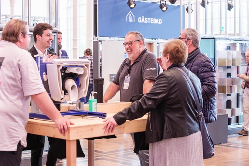 An einer der Werkbänke hat man die Möglichkeit, die EFF3-Befestigung für seitlich geschlossene Geberit WC-Keramiken selbst auszuprobieren.