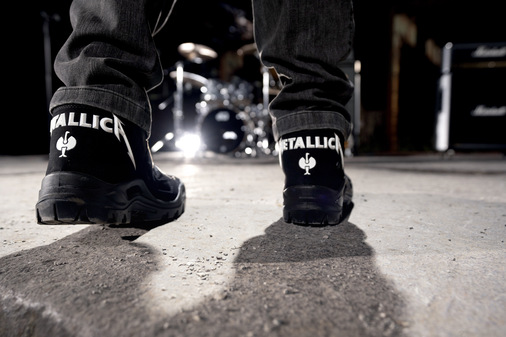 Zum Verkaufsstart Ende Juni geben Metallica das symbolische Go für die Stahlkappenschuhe „Metallica Safety Boots“.