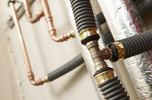 Installationsseitig kann schon die Wahl des geeigneten Rohrleitungssystems zum Erhalt der Trinkwassergüte beitragen, beispielsweise mit Hauptverteilungen aus Kupfer (im Bild das System Profipress) und Anbindeleitungen aus formstabilem Kunststoff (im Bild das zusätzlich durchflussoptimierte System Raxofix).