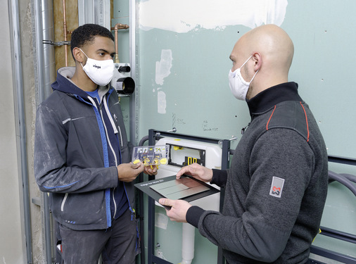 Programmierbare WC-Betätigungsplatten mit Hygienefunktion sorgen auch dann für ­einen regelmäßigen Wasseraustausch, wenn die Nutzer einer Wohnung längere Zeit, zum Beispiel wegen Urlaubs, ­abwesend sind.