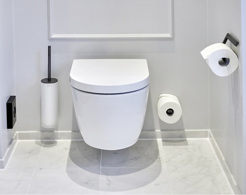 3 Selbst der Hygiene­beutelspender sowie der Ersatzrollenhalter passen in Schwarzchrom gebürstet in die Badgestaltung.