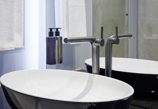 4 Die abgerundete Formgebung der Edition-400-Armaturen erzeugt ein schönes Bild mit dem Aufsatzwaschtisch.