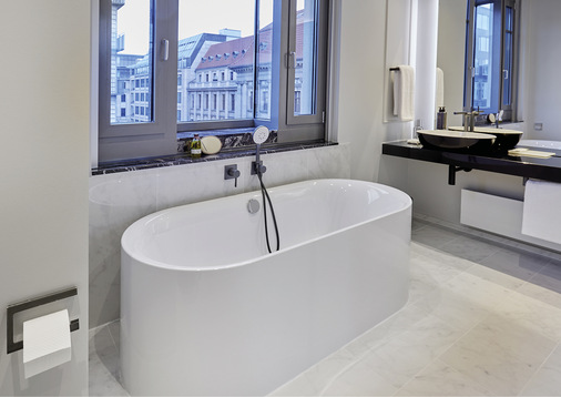 5 Ixmo-Armaturen mit eckigen Rosetten: stilsicher in der favori­sierten Gestaltung in Schwarz-Weiß.