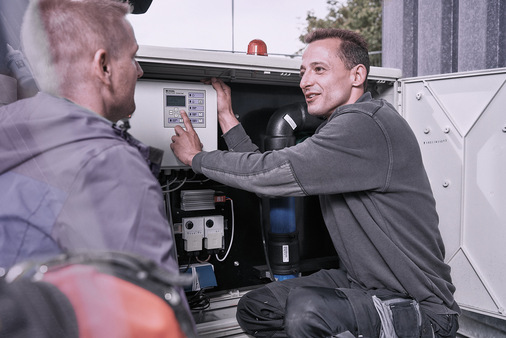 Anwenderfreundliche Menüführung im mehrzeiligen Display: Mit dem Schaltgerät Comfort Plus lassen sich Mono- und Duoanlagen parametrieren und steuern.