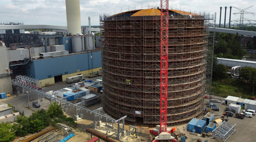 45 Meter hoch, 43 Meter Durchmesser – Deutschlands größter Wärmespeicher steht in Berlin. - © picture alliance / Michael Sohn
