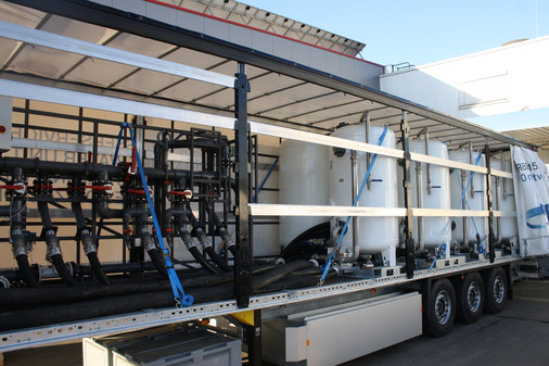 Blick ins Innere eines Orben Trailers: mobile Aufbereitung von Heizungs-, Kühl- oder Kreislaufwasser mit einer Einzelleistung von 10 bis 120 m3/h pro Einheit dank Umkehrosmose, Membranentgasung und Mischbettionenaustauscher.