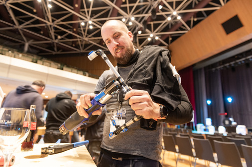 Das Geberit FlowFit Presswerkzeug auf Herz und Nieren prüfen. Interessierte können bei der Geberit Nah-Dran-Tour 2023 die Produkte eigenhändig ausprobieren