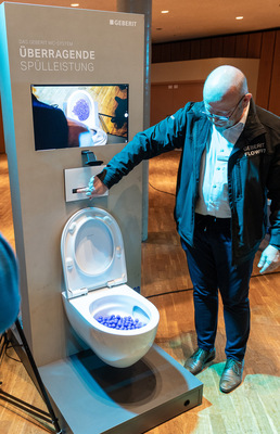 Auf der Geberit Nah-Dran-Tour 2023 wird das neue Geberit Acanto WC anhand eines Spülversuchs vorgestellt – mit einfachem EFF3-Befestigungssystem und optimierter Spültechnik, die eine effiziente, leise und noch gründlichere Ausspülung ermöglicht.