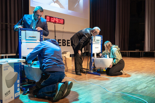 Wer ist die oder der Schnellste? Beim Montagewettbewerb können Interessierte testen, wie leicht sich seitlich geschlossene WC-Keramiken mit dem EFF3-Befestigungssystem installieren lassen.