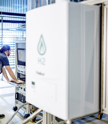 Vaillant sieht eine Zukunftsperspektive ausschließlich bei grünen Gasen wie beispielsweise Wasserstoff. Deswegen arbeitet man weiterhin an Heizgeräten, die erneuerbare Gase wie Wasserstoff einsetzen können – sei es für Hybridanwendungen oder auch reine Wasserstoff-Heizgeräte.