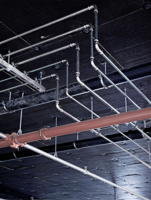 Die Vorgabe eines Werkstoffes – z. B. Edelstahl – ist für eine Trinkwasser-Installation normativ nicht gegeben.