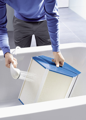  Der Zehnder Enthalpie-Wärmetauscher kann bei Bedarf einfach unter fließendem Wasser gereinigt werden. Die patentierte Polymermembran ist sehr robust und wasserbeständig.