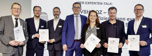 Ausgezeichnete Hersteller und der ZVSHK-Präsident Michael Hilpert (Mitte): Toto, Hubertus Brüggemann; Oventrop, Florian Wiemeyer und Dr. Christian Rohrlack; Roth Werke, Christin Roth-Jäger; Wilo, Torsten Grüter; Reflex Winkelmann, André Schweizer (von links).
